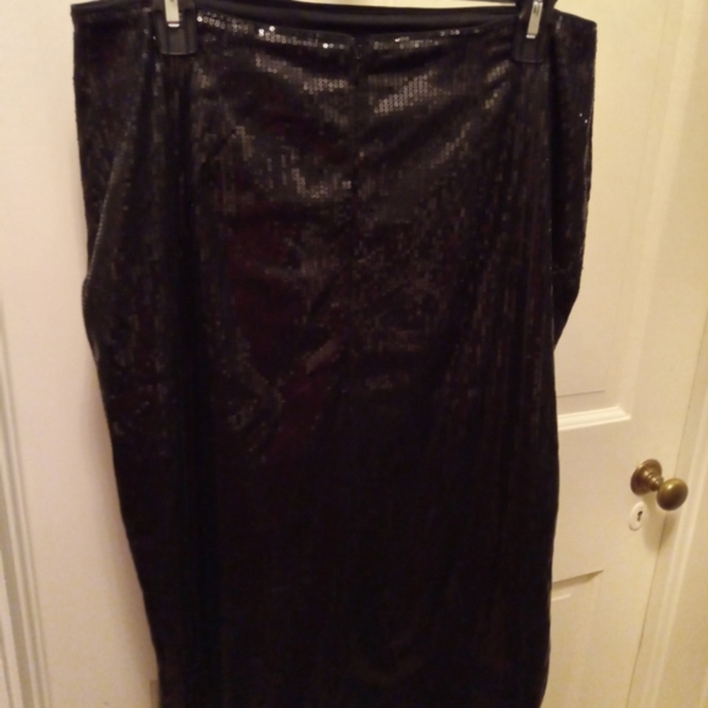 NEW.   SKIRT BLACK SEQUIN BY INTEMPO FOR THAT SPECIAL OCCASION.  SIZE LARGEk